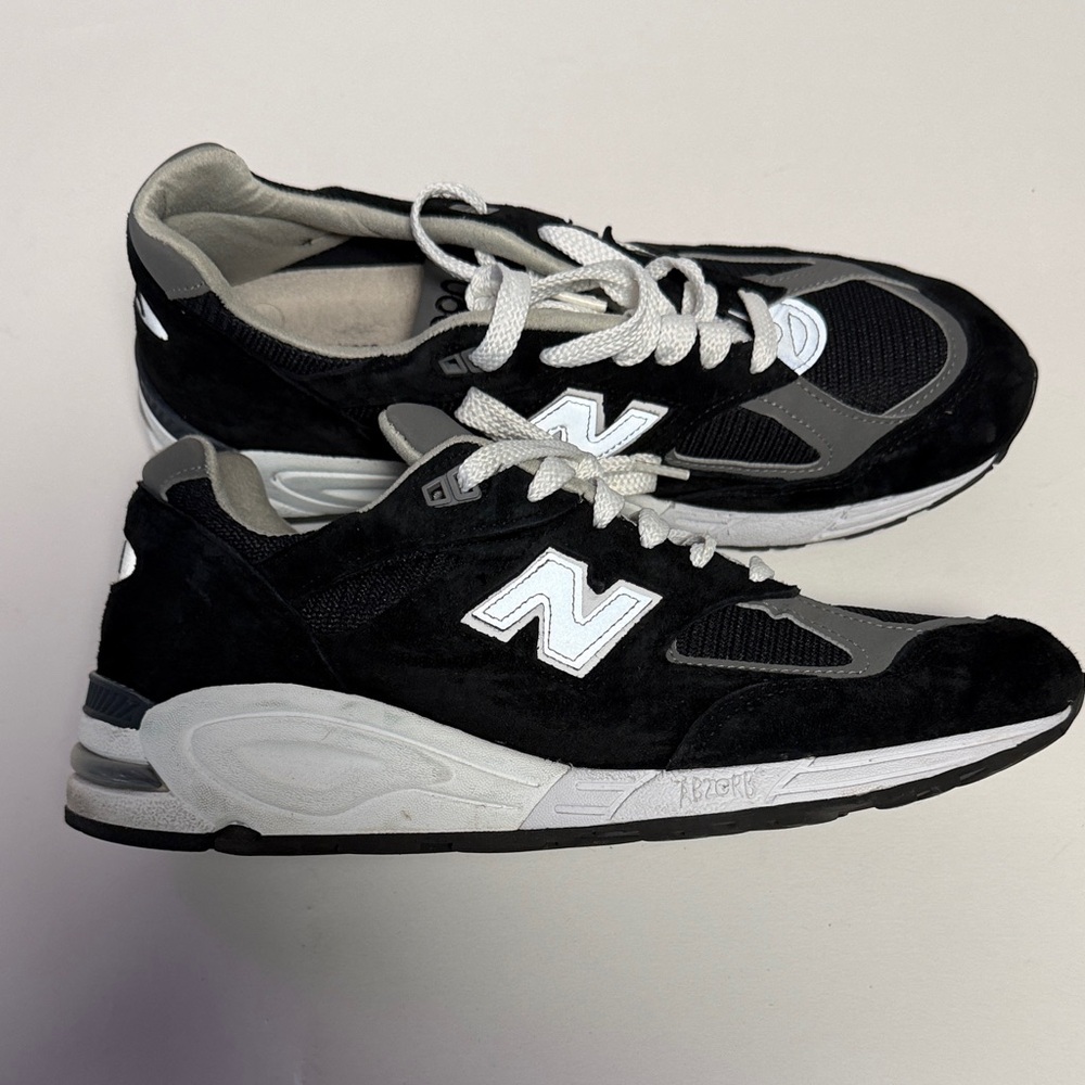 New Balance 990 Men's Black and Gray Suede Athletic Sneakers